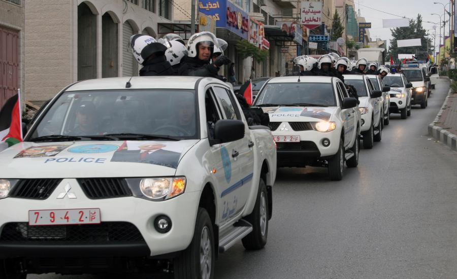اتلاف مركبات غير قانونية واعتقال مطلوبين في رام الله 