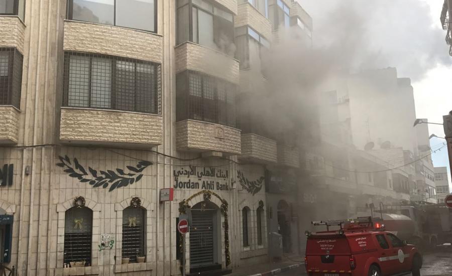 اخماد حريق البنك الاهلي الاردني في رام الله 