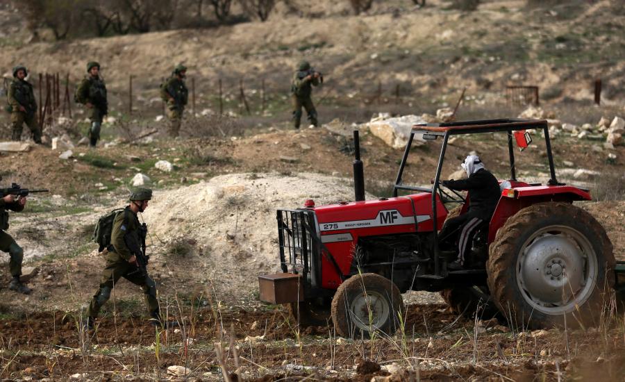 قوات الاحتلال تصادر جرار زراعي 