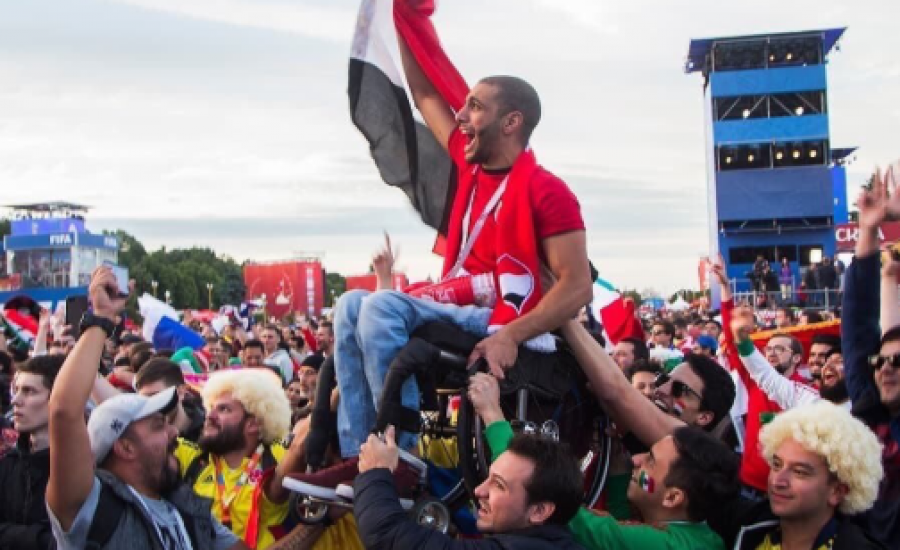 صورة رفع مشجع مصري على كرسي متحرك تثبت أن كرة القدم فعلاً أكثر من مجرّد لعبة 