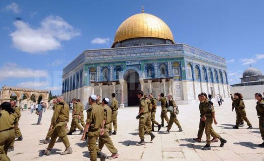 اقتحام ضباط جيش الاحتلال للمسجد الاقصى 