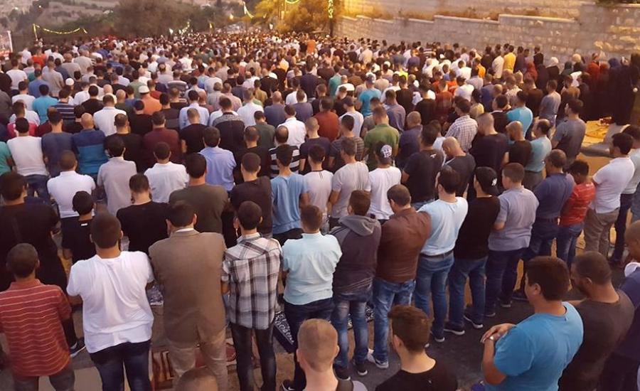 آلاف المقدسيين يؤدون صلاة المغرب في أقرب نقاط للأقصى
