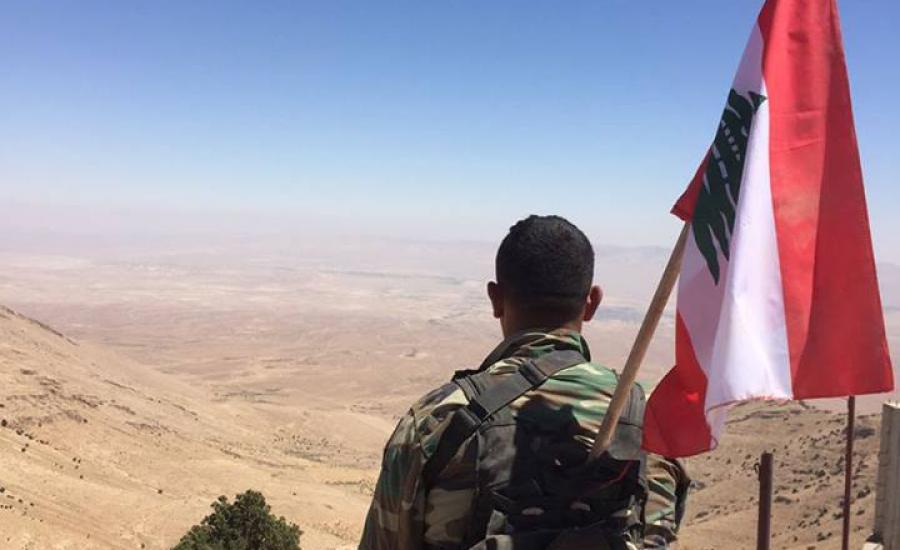 الجيش اللبناني يرفع علم البلاد بأعلى قمم في المناطق المحررة من "داعش"
