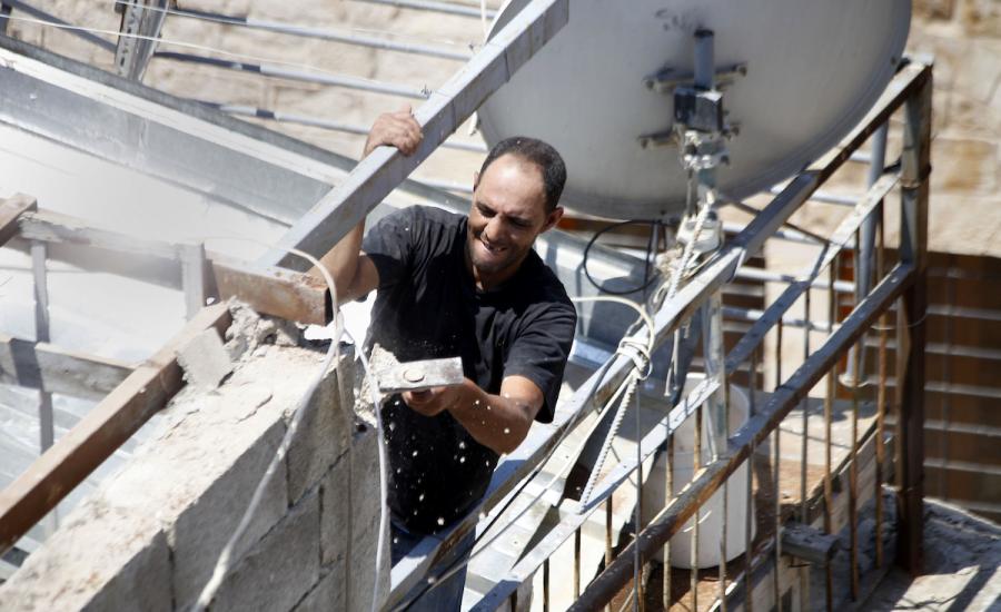 مواطن يهدم منزله في القدس 