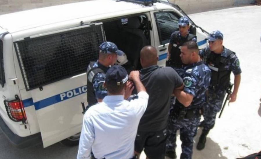 الشرطة تقبض على متهمين بترويج عملة مزيفة 