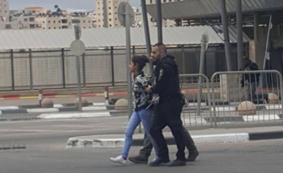اعتقال فتاة فلسطينية على معبر قلنديا 