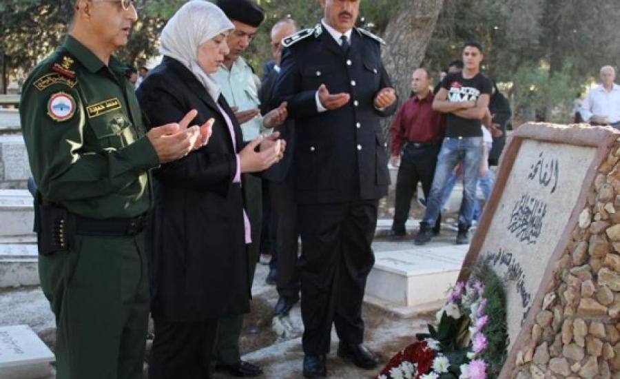 محافظ رام الله تضع أكاليل زهور على أضرحة الشهداء