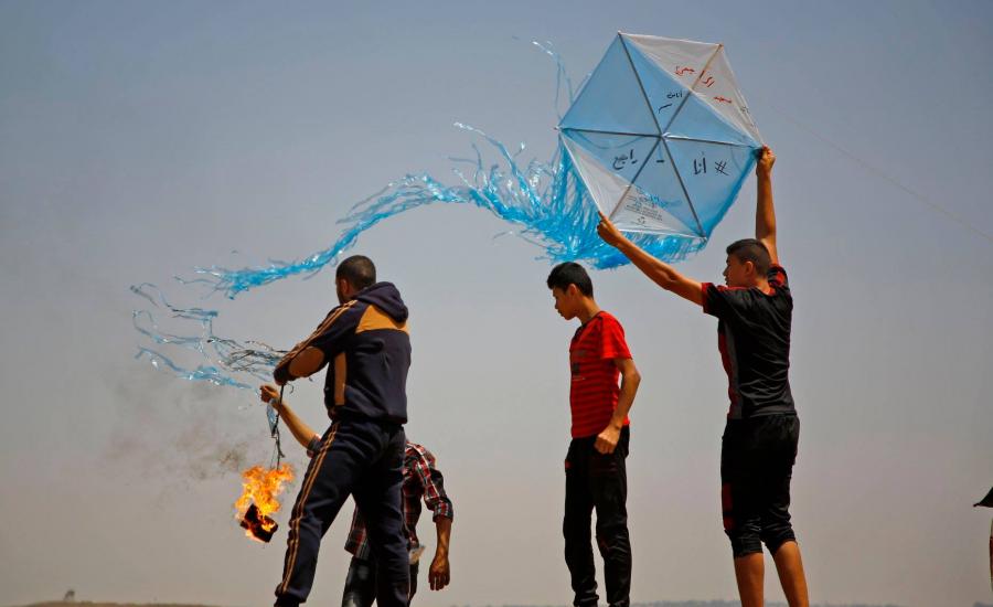 اطلاق بالونات حارقة من غزة على اسرائيل 