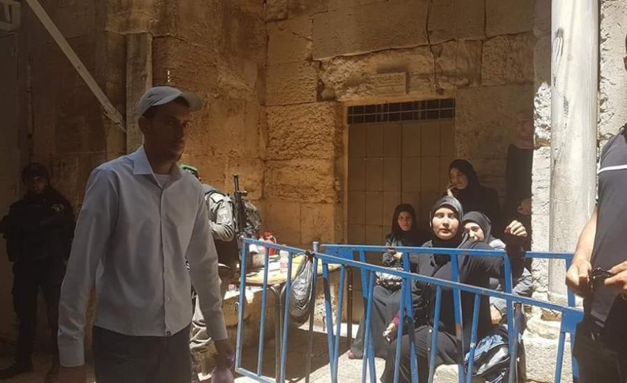 الاحتلال يعتقل 6 فتيات من المسجد الأقصى 
