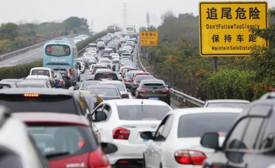 الصين تعتزم وقف بيع سيارات البنزين والديزل