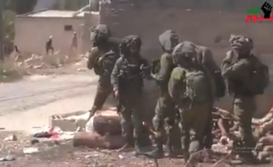 ضابط اسرائيلي يضرب جنوده 