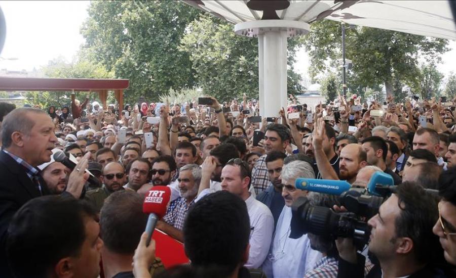أردوغان يطلب من الأتراك البقاء في الميادين أسبوعًا
