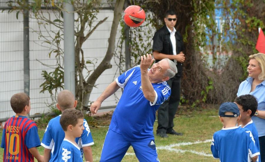 نتنياهو ومباراة كرة قدم بين اسرائيل وايران 