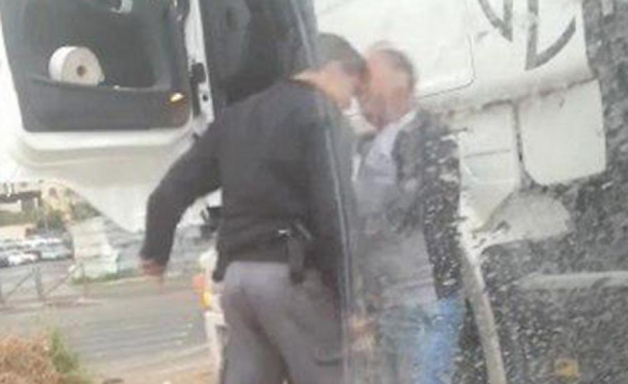 شرطي اسرائيل يعتدي على فلسطيني في القدس 