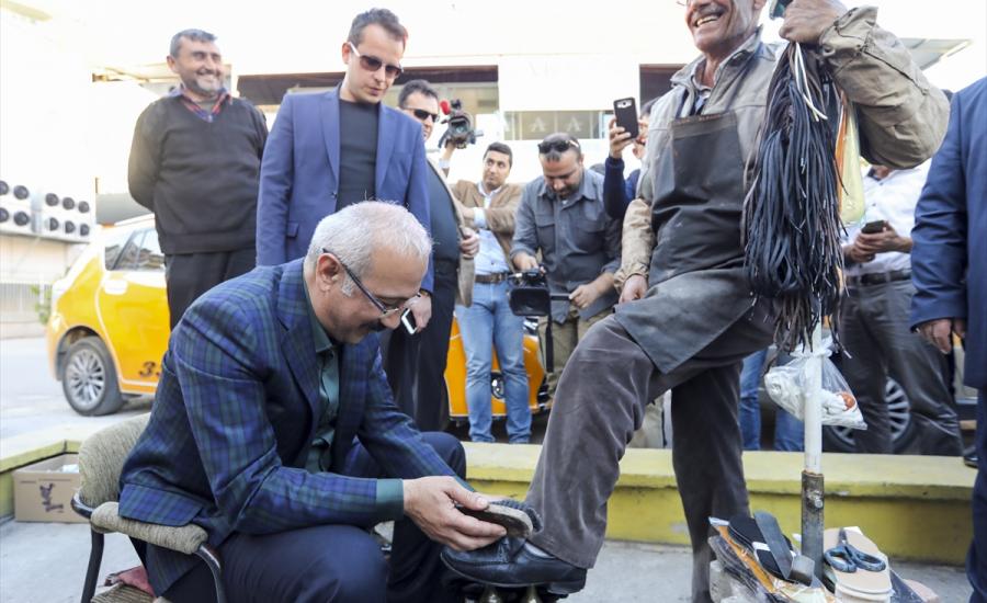 وزير تركي يلمّع حذاء مواطن