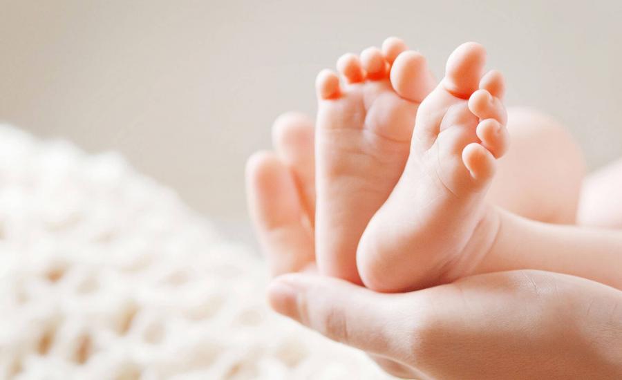 امرأة تضع مولودها بعد 55 يوما على وفاتها دماغيا