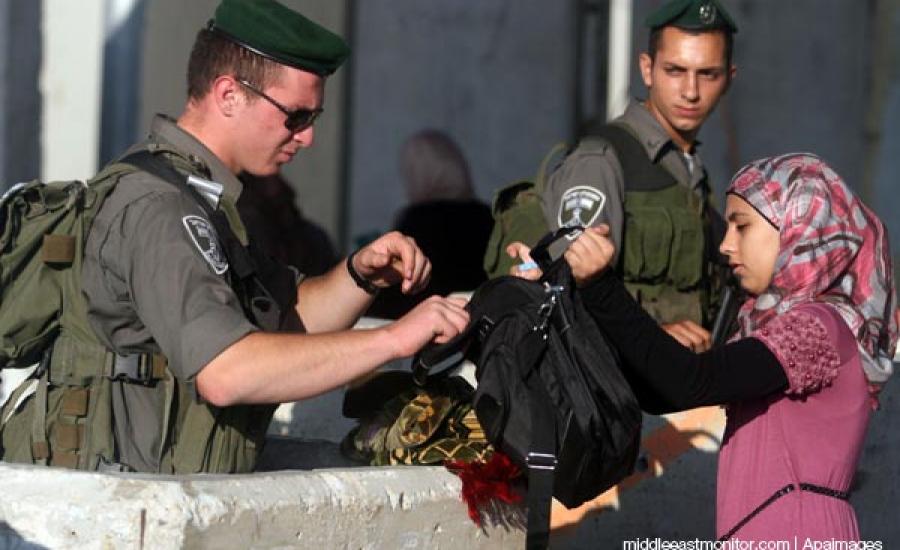 israeli-soldiers-checkpoint-palestinian-girl