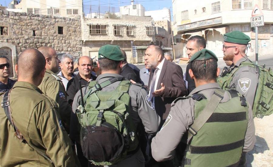 مستوطن مسلح يهدد بقتل رئيس بلدية الخليل 