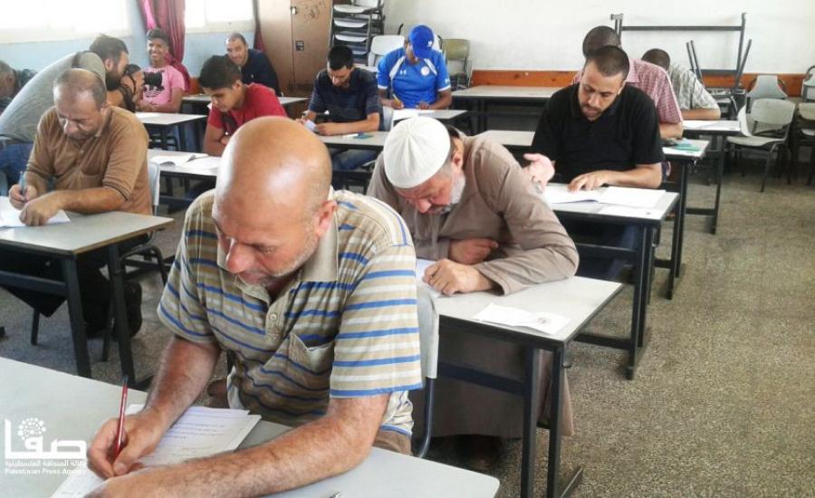 كبار السن في غزة يخضون حصص لمحو الأمية لحفظ القرآن والتعلم