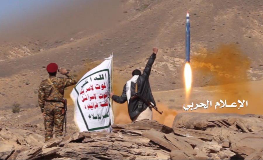 الحوثيون يقصفون قاعدة عسكرية سعودية 
