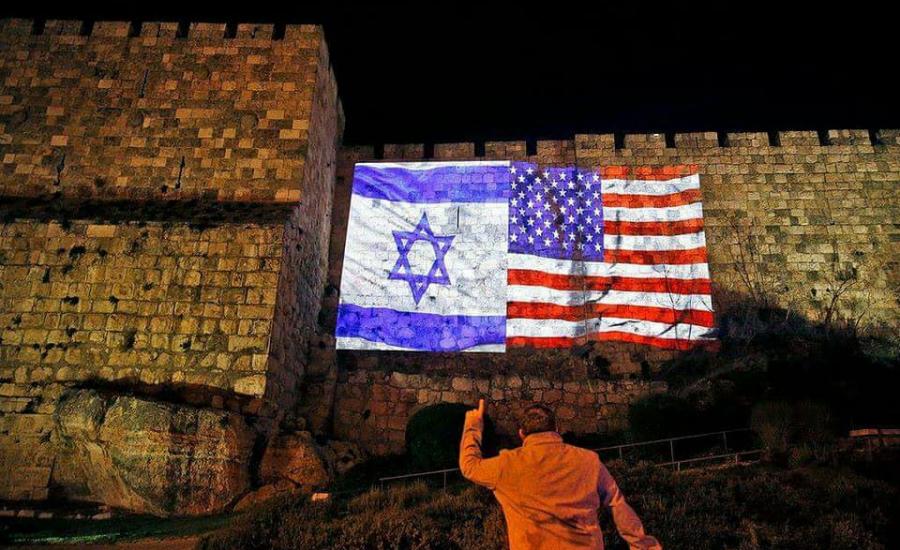 بلدية الأحتلال في القدس تنير الأسوار بالعلمين الأميريكي والاسرائيلي!