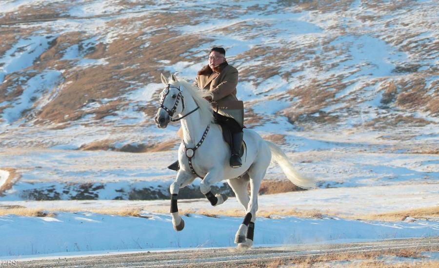 الزعيم الكوري الشمالي يمتطي حصانا ابيض 