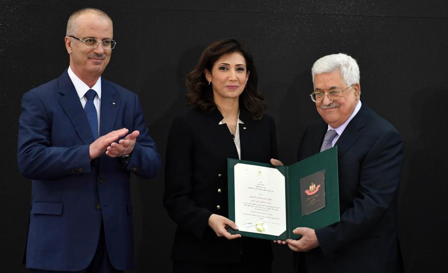 الرئيس يمنح جهاز الاحصاء الفلسطيني وسام الاستحقاق والتميز الذهبي 