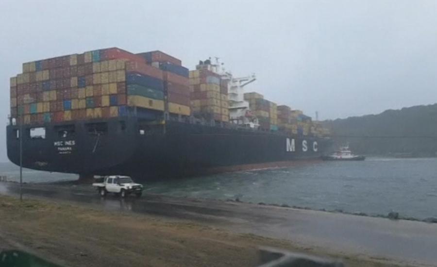 بالفيديو: عاصفة قوية تسبب إزاحة سفينة شحن ضخمة بجنوب افريقيا