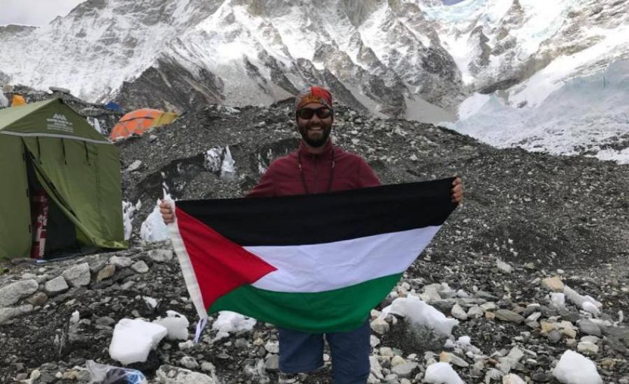فلسطيني ينجح في صعود جبل "إيفرست" بقدم واحدة