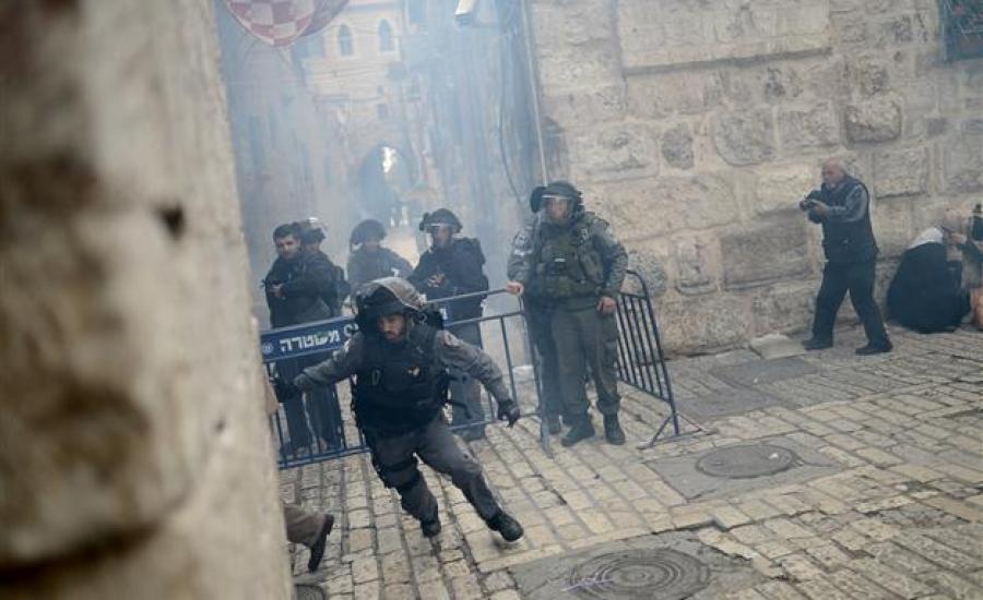 الشرطة الاسرائيلية تقتحم الأقصى 