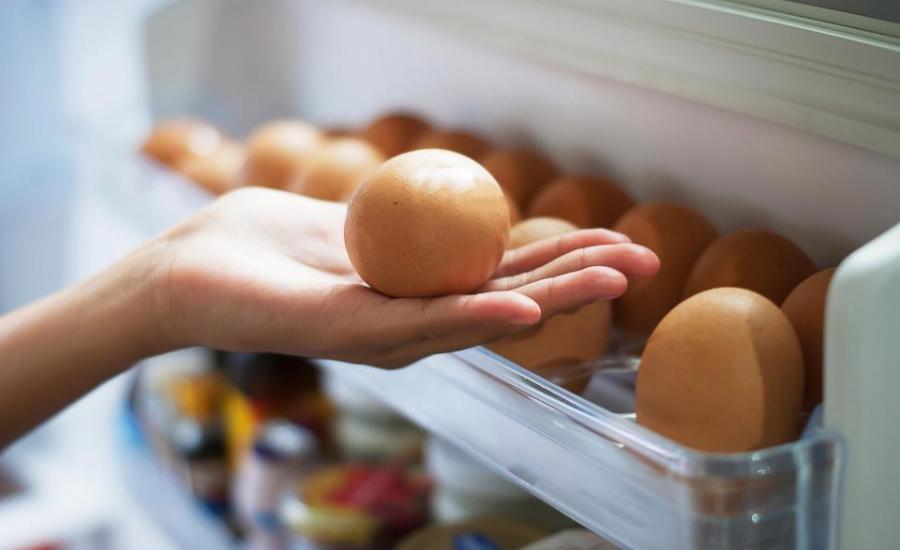 البيض في باب الثلاجة 