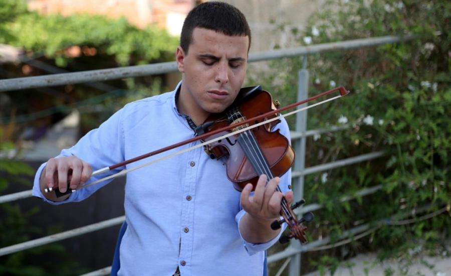 شاب فلسطيني يتحدى الإعاقة بالموسيقى