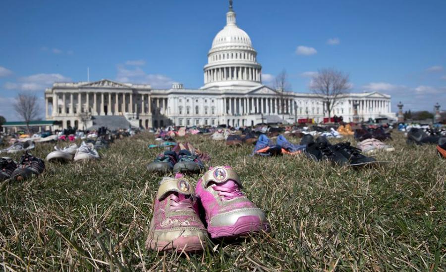 أمريكيون يضعون 7000 حذاء لأطفال