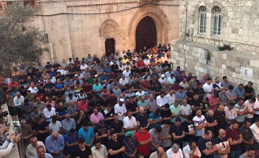 آلاف المقدسيّين يؤدون الصلاة بمحيط الأقصى رغم إجراءات الاحتلال
