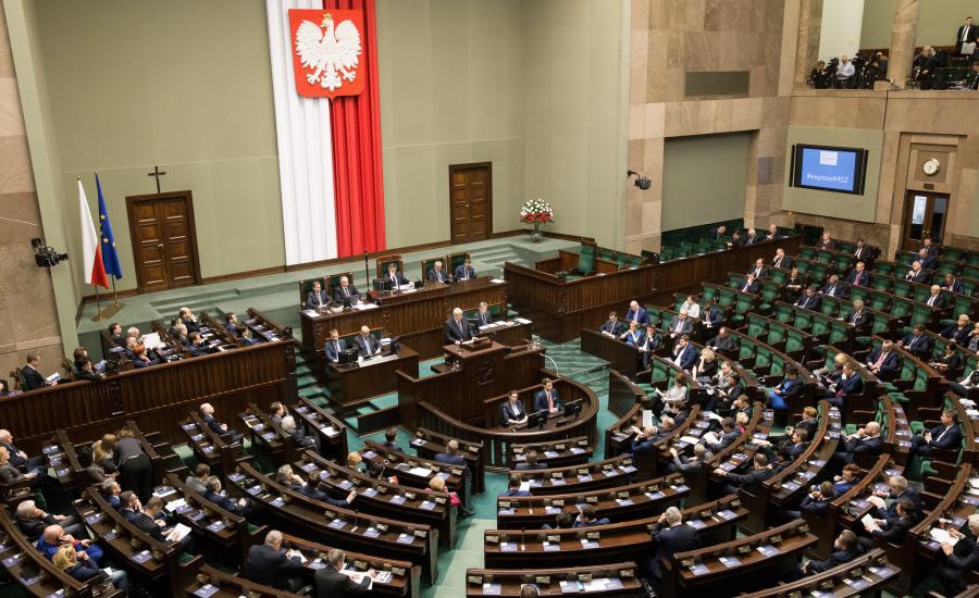 البرلمان البولندي يوافق على قانون يعاقب من يتهمها بالمحرقة وإسرائيل غاضبة