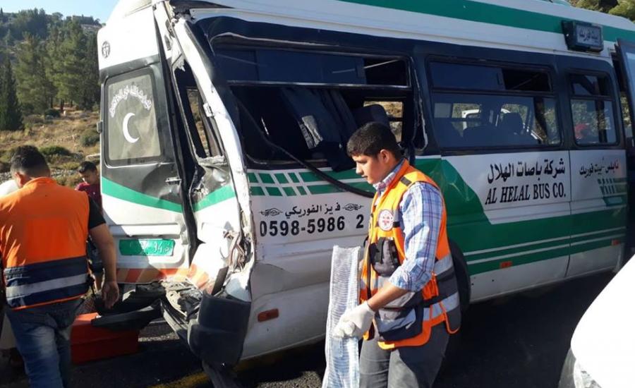 20 إصابة بحادث سير بين حافلة فلسطينية وأخرى للمستوطنين على طريق نابلس- رام الله