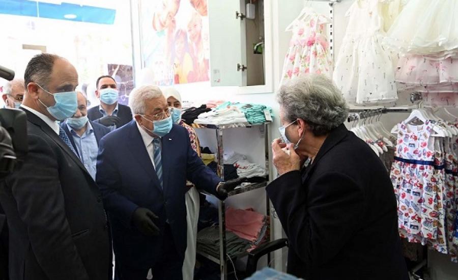 الرئيس عباس يقوم بجولة في رام الله  لحث المواطنين على الالتزام باجراءات الوقائية من كورونا 
