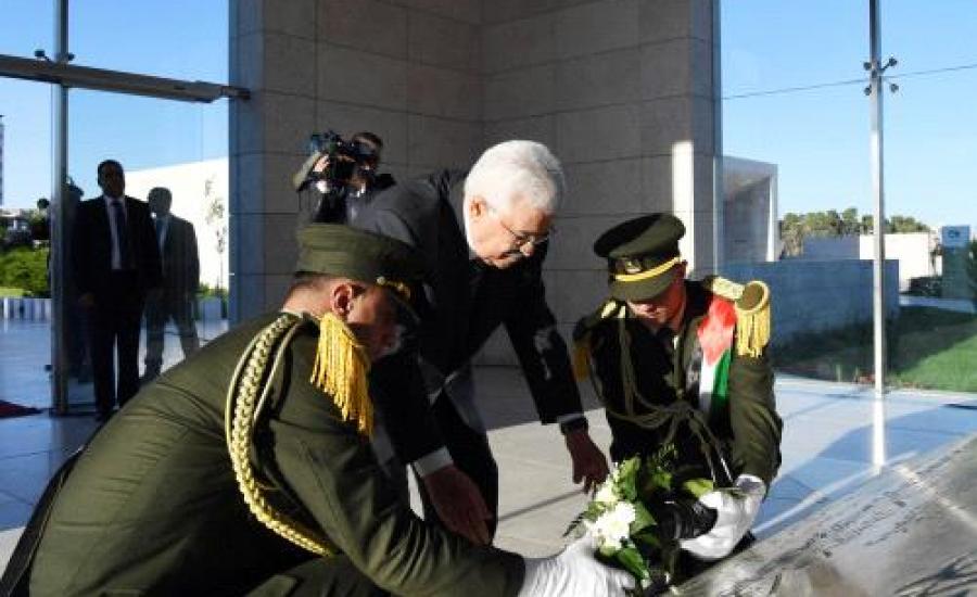 الرئيس يضع إكليلا من الزهور على ضريح الراحل الشهيد ياسر عرفات لمناسبة العيد