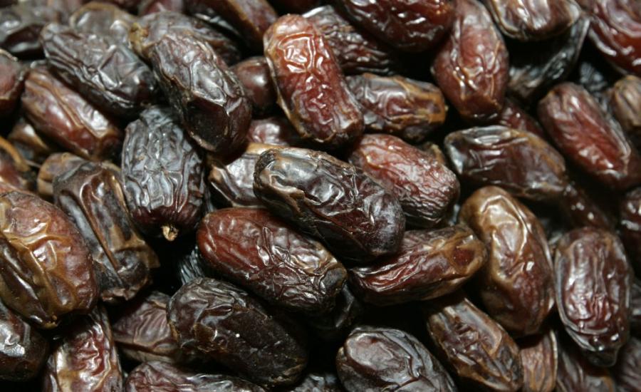 متجر فرنسي يسحب تمور إسرائيلية بعد احتجاج زبون