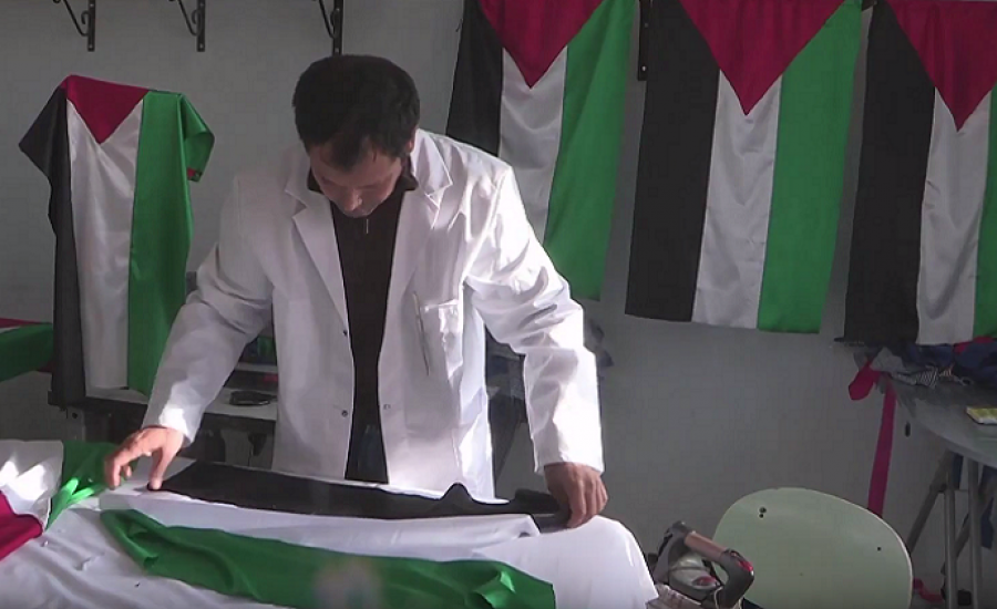 شاب تونسي يصنع أعلام فلسطين ويوزعها مجاناً على المدارس