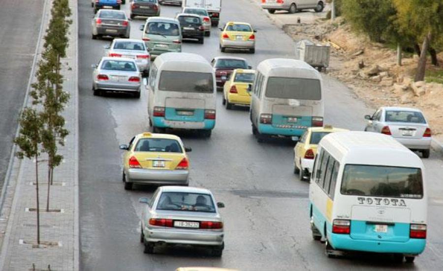 وزير الاتصالات الأردني يستخدم وسيلة النقل العام