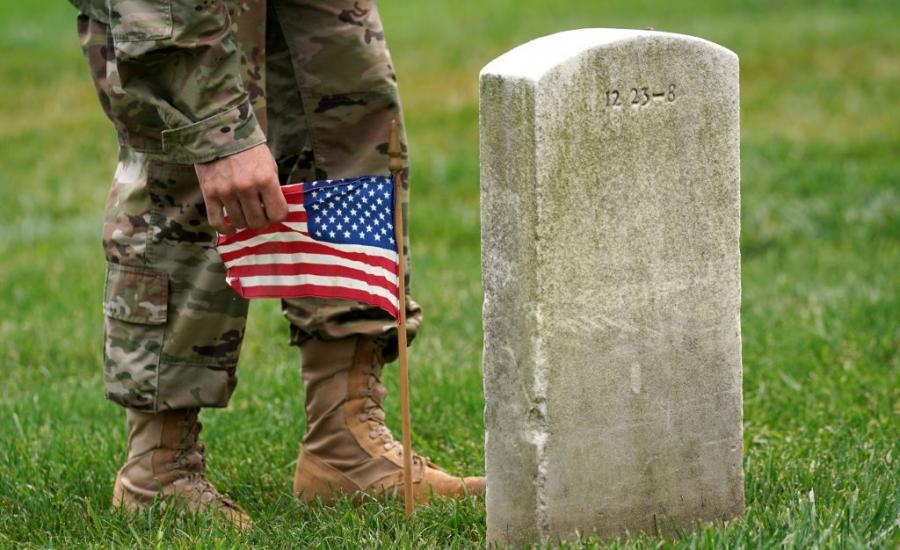 ترامب ومقبرة الجنود الامريكيين 