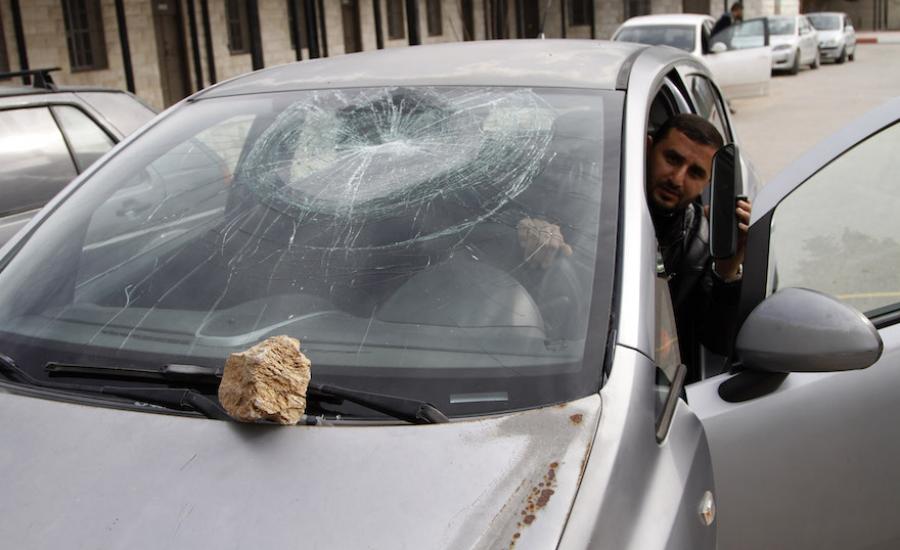 هجمات المستوطنين على سيارات الفلسطينيين بالضفة الغربية 