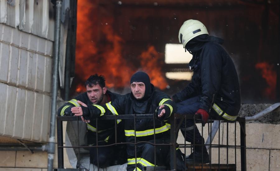 الدفاع المدني يتمكن من إخماد حريق ضخم في مصنع بالخليل 
