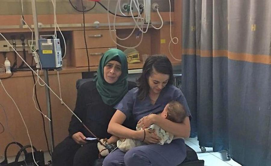 ممرضة اسرائيلية ترضع طفلا فلسطينيا من الخليل 