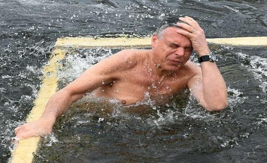 سفير أميركيا في روسيا يغطس في النهر المتجمد للتأكد من برودته 