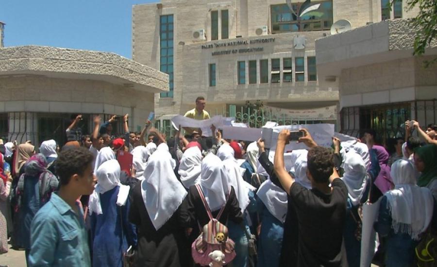 عدد من طلبة التوجيهي يعتصمون بغزة ضد النظام الجديد "الانجاز"