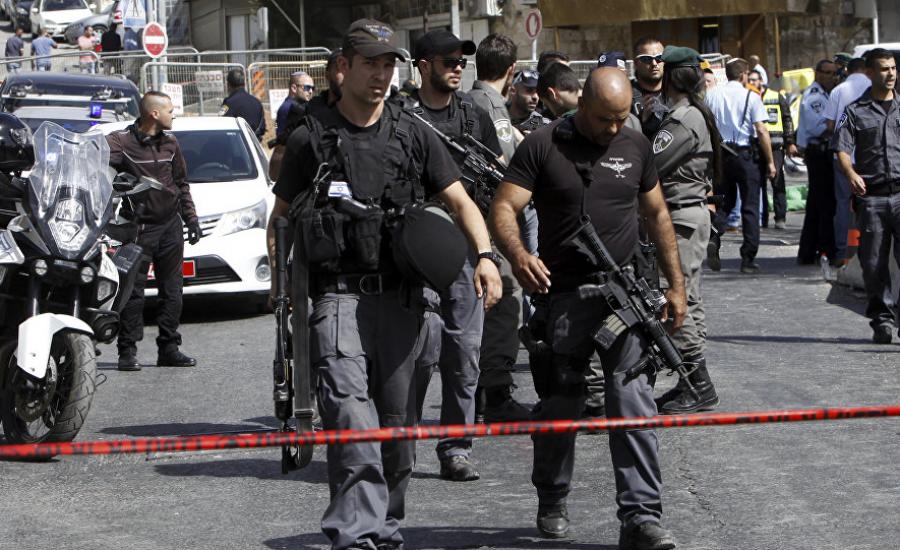 الشرطة الاسرائيلية تعتقل سيدة واربعة شبان من داخل سيارة في العيسوية 