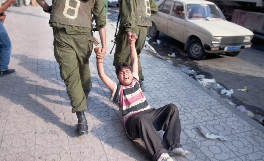 الاعتداء على طفل فلسطيني واصابته بكسور 