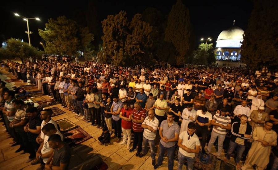 عشرات الآلاف يؤدون صلاة التراويح في رحاب المسجد الأقصى المبارك